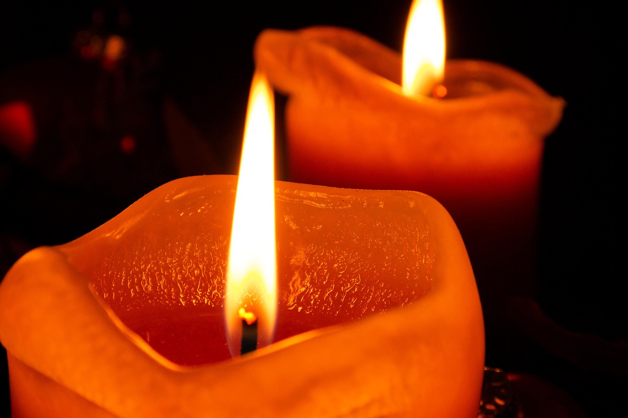 Vela encendida en ambiente de meditación silenciosa